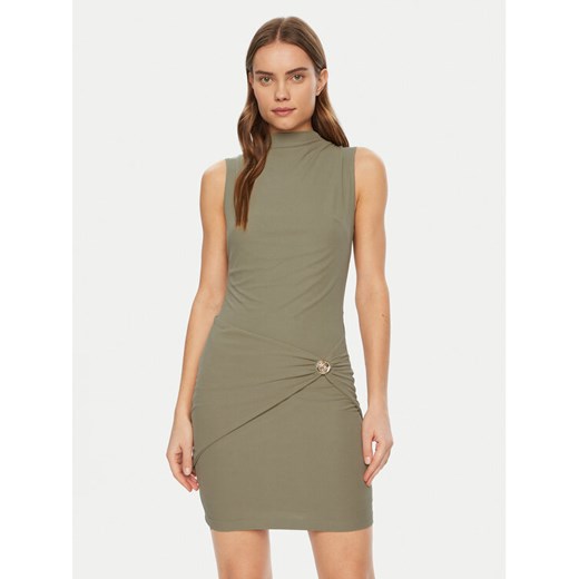 Guess Sukienka dzianinowa W5RK24 KAQL2 Zielony Regular Fit ze sklepu MODIVO w kategorii Sukienki - zdjęcie 182747365