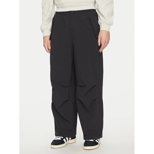 adidas Spodnie materiałowe Premium Essentials Utility Parachute JD2111 Czarny Loose Fit ze sklepu MODIVO w kategorii Spodnie męskie - zdjęcie 182749058