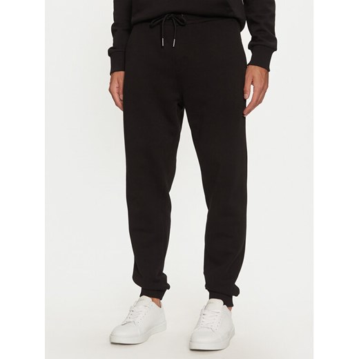 Calvin Klein Spodnie dresowe Embroidered Logo K10K113579 Czarny Regular Fit ze sklepu MODIVO w kategorii Spodnie męskie - zdjęcie 182749279