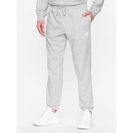 New Balance Spodnie dresowe MP31539 Szary Regular Fit ze sklepu MODIVO w kategorii Spodnie męskie - zdjęcie 182749499