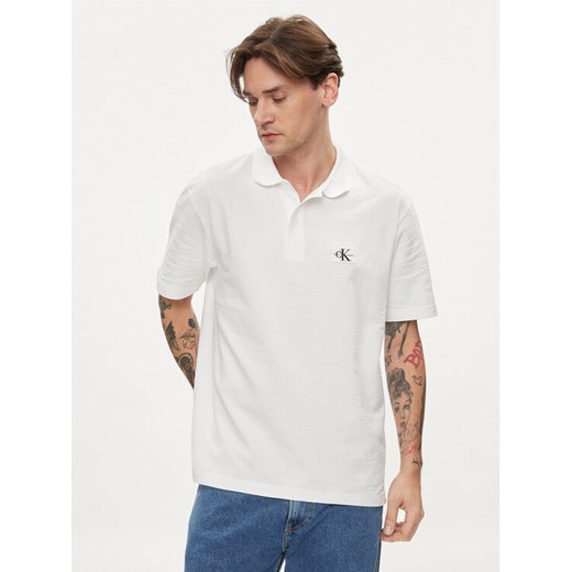 Calvin Klein Jeans Polo J30J325433 Biały Regular Fit ze sklepu MODIVO w kategorii T-shirty męskie - zdjęcie 182749806