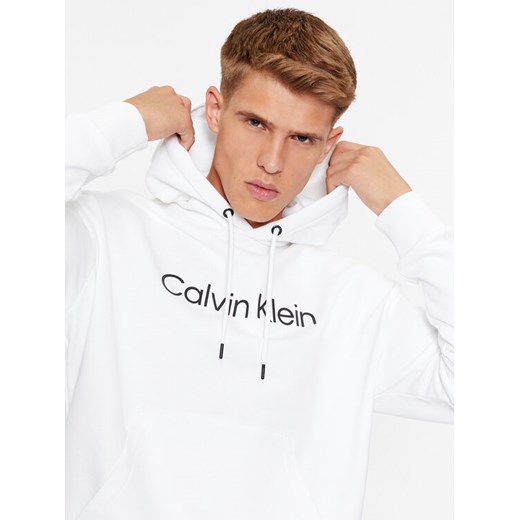 Calvin Klein Bluza Hero K10K111345 Biały Regular Fit ze sklepu MODIVO w kategorii Bluzy męskie - zdjęcie 182750369