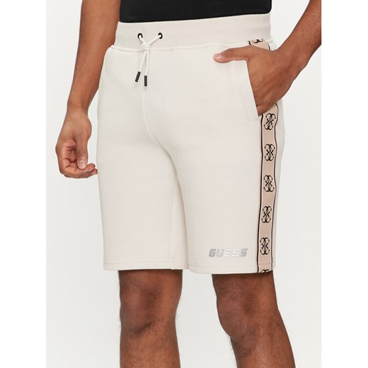 Guess Szorty materiałowe Mickey Z4RD04 KB3P2 Écru Regular Fit ze sklepu MODIVO w kategorii Spodenki męskie - zdjęcie 182751128