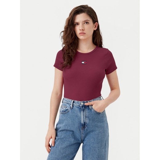 Tommy Jeans T-Shirt Badge DW0DW17881 Bordowy Slim Fit ze sklepu MODIVO w kategorii Bluzki damskie - zdjęcie 182751295