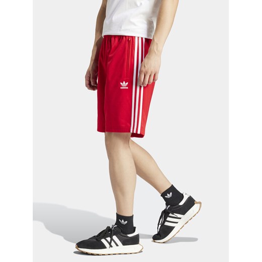 adidas Szorty sportowe adicolor Firebird IM9421 Czerwony Regular Fit ze sklepu MODIVO w kategorii Spodenki męskie - zdjęcie 182751359