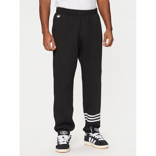 adidas Spodnie dresowe Neuclassics JC9903 Czarny Loose Fit ze sklepu MODIVO w kategorii Spodnie męskie - zdjęcie 182751417