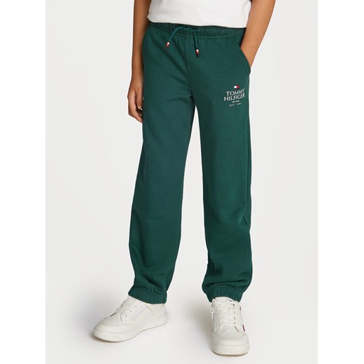 Tommy Hilfiger Spodnie dresowe Logo Print KB0KB09244 Zielony Regular Fit ze sklepu MODIVO w kategorii Spodnie chłopięce - zdjęcie 182751699
