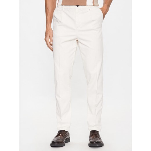 Guess Spodnie materiałowe M3YB28 WFIN3 Biały Slim Fit ze sklepu MODIVO w kategorii Spodnie męskie - zdjęcie 182751918