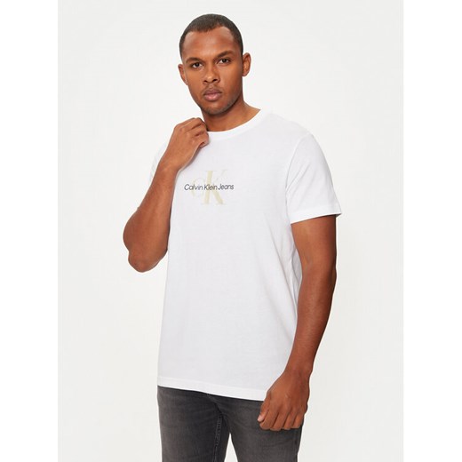Calvin Klein Jeans T-Shirt Distressed Monologo J30J326863 Biały Regular Fit ze sklepu MODIVO w kategorii T-shirty męskie - zdjęcie 182752266