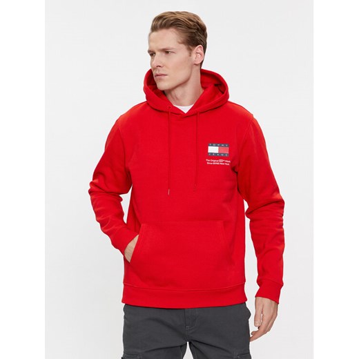 Tommy Jeans Bluza Essential Flag DM0DM18418 Czerwony Regular Fit ze sklepu MODIVO w kategorii Bluzy męskie - zdjęcie 182752827