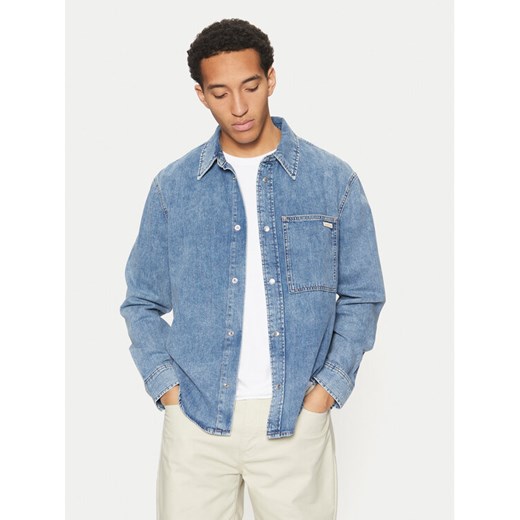 Calvin Klein Jeans Koszula jeansowa J30J326561 Niebieski Regular Fit ze sklepu MODIVO w kategorii Koszule męskie - zdjęcie 182753229