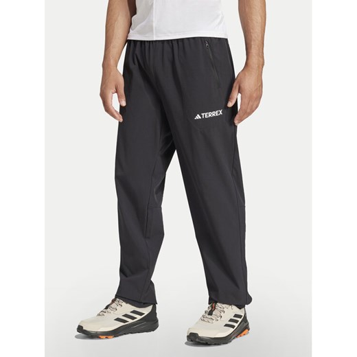 adidas Spodnie outdoor Multi Essentials JP0811 Czarny Regular Fit ze sklepu MODIVO w kategorii Spodnie męskie - zdjęcie 182754059