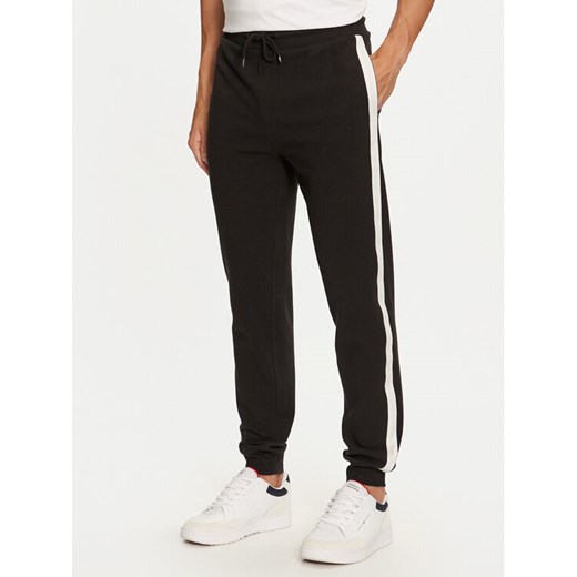 Tommy Hilfiger Spodnie dresowe UM0UM03013 Czarny Regular Fit ze sklepu MODIVO w kategorii Spodnie męskie - zdjęcie 182754678