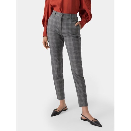 Vero Moda Chinosy Malin 10299890 Szary Tapered Fit ze sklepu MODIVO w kategorii Spodnie damskie - zdjęcie 182755705