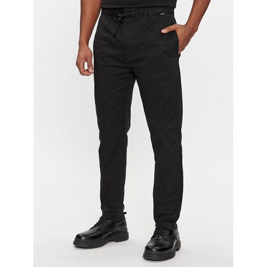 Calvin Klein Chinosy Modern K10K112383 Czarny Tapered Fit ze sklepu MODIVO w kategorii Spodnie męskie - zdjęcie 182755726