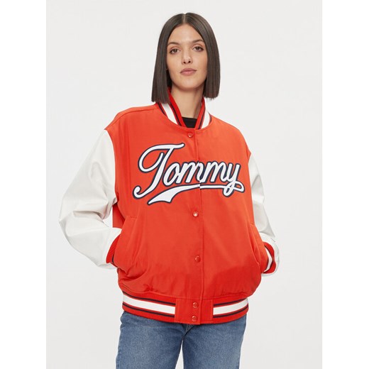 Tommy Jeans Kurtka bomber Letterman DW0DW17233 Czerwony Relaxed Fit ze sklepu MODIVO w kategorii Kurtki damskie - zdjęcie 182756048