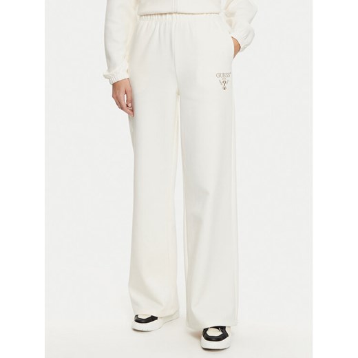 Guess Spodnie dresowe V5RB12 KC3D2 Écru Regular Fit ze sklepu MODIVO w kategorii Spodnie damskie - zdjęcie 182756267