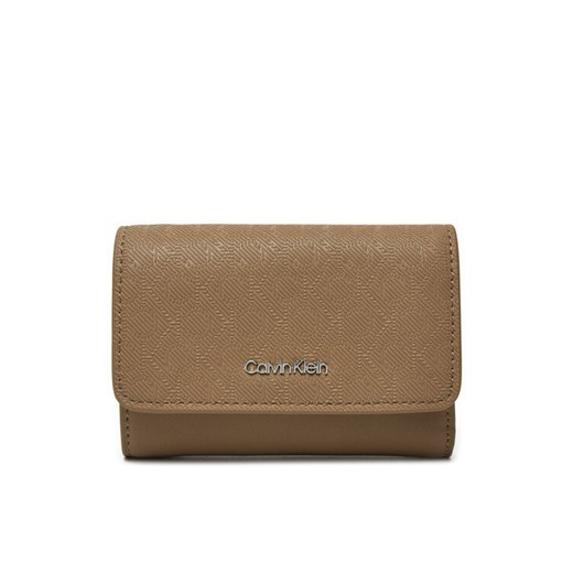Calvin Klein Portfel Ck Must Small Trifold_Mono K60K612829 Beżowy ze sklepu MODIVO w kategorii Portfele damskie - zdjęcie 182756317