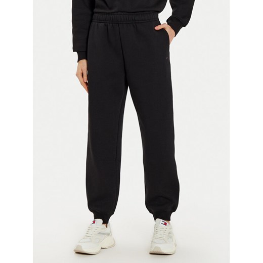 Tommy Hilfiger Spodnie dresowe Essential WW0WW45966 Czarny Regular Fit ze sklepu MODIVO w kategorii Spodnie damskie - zdjęcie 182756718