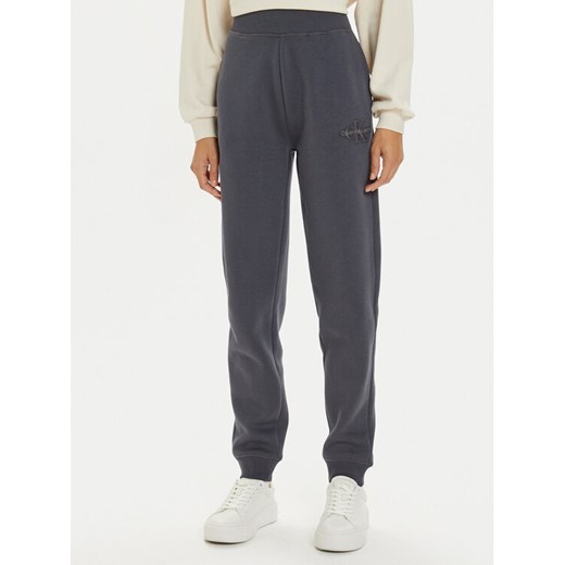 Calvin Klein Jeans Spodnie dresowe Monologo J20J223590 Szary Relaxed Fit ze sklepu MODIVO w kategorii Spodnie damskie - zdjęcie 182757096