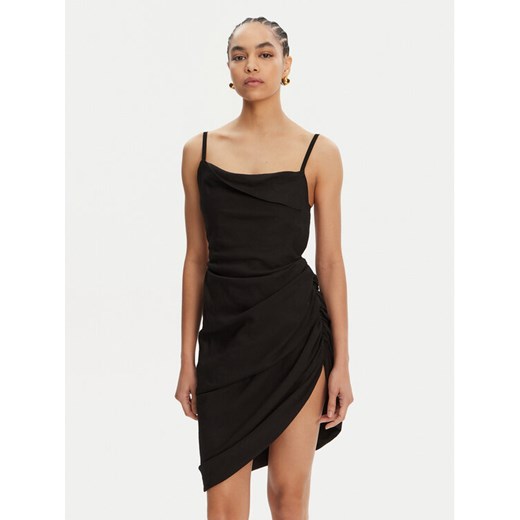 JACQUEMUS Sukienka koktajlowa 22E243DR106-1020 Czarny Regular Fit ze sklepu MODIVO w kategorii Sukienki - zdjęcie 182757288