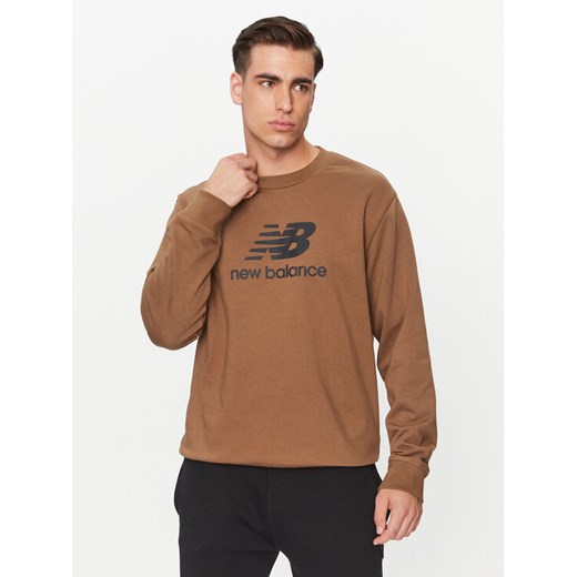 New Balance Bluza Essentials Stacked Logo French Terry Crewneck MT31538 Brązowy Regular Fit ze sklepu MODIVO w kategorii Bluzy męskie - zdjęcie 182759435