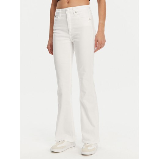 Calvin Klein Jeans Jeansy J20J225511 Biały Bootcut Fit ze sklepu MODIVO w kategorii Jeansy damskie - zdjęcie 182759765