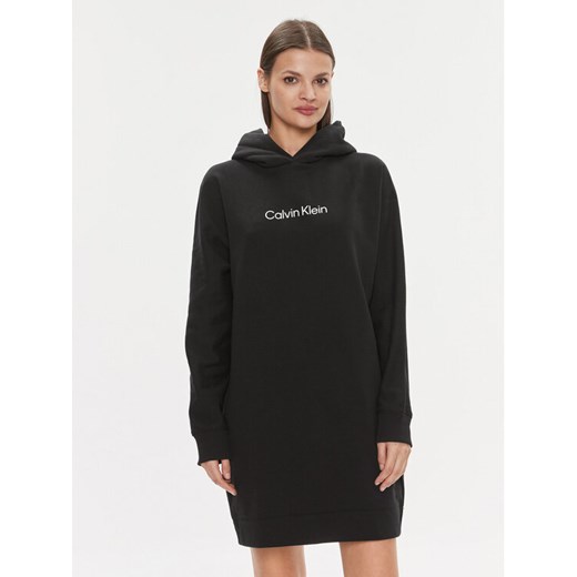 Calvin Klein Sukienka dzianinowa Hero Logo Hoodie Dress K20K206897 Czarny Regular Fit ze sklepu MODIVO w kategorii Sukienki - zdjęcie 182759806