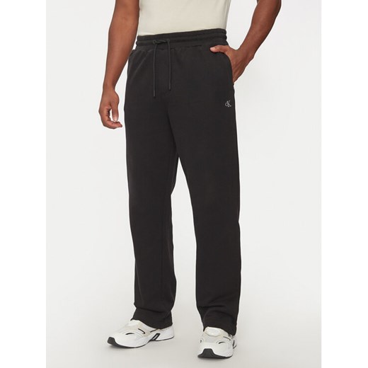 Calvin Klein Jeans Spodnie dresowe J30J326749 Czarny Regular Fit ze sklepu MODIVO w kategorii Spodnie męskie - zdjęcie 182759848