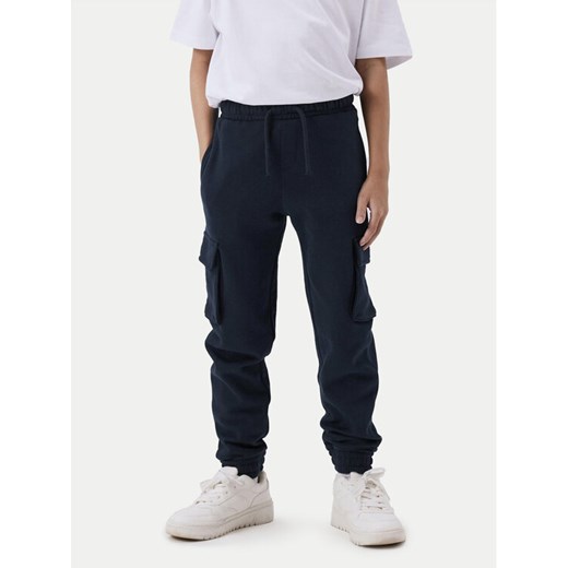 NAME IT Spodnie dresowe 13224991 Granatowy Relaxed Fit ze sklepu MODIVO w kategorii Spodnie chłopięce - zdjęcie 182759907