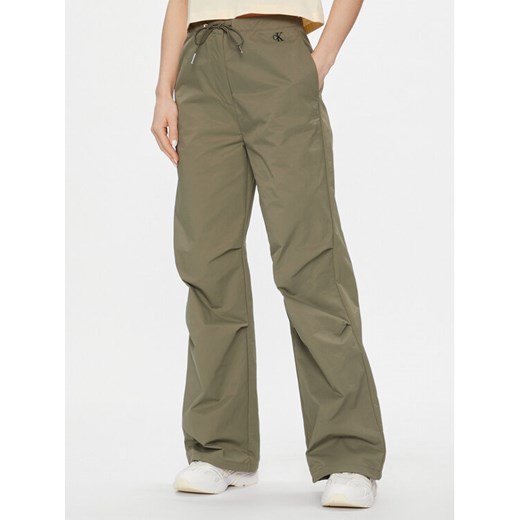 Calvin Klein Jeans Spodnie materiałowe Parachute Pant J20J222609 Khaki Regular Fit ze sklepu MODIVO w kategorii Spodnie damskie - zdjęcie 182760376