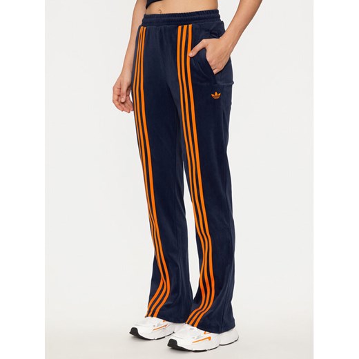 adidas Spodnie dresowe Velour JN8290 Granatowy Regular Fit ze sklepu MODIVO w kategorii Spodnie damskie - zdjęcie 182760599