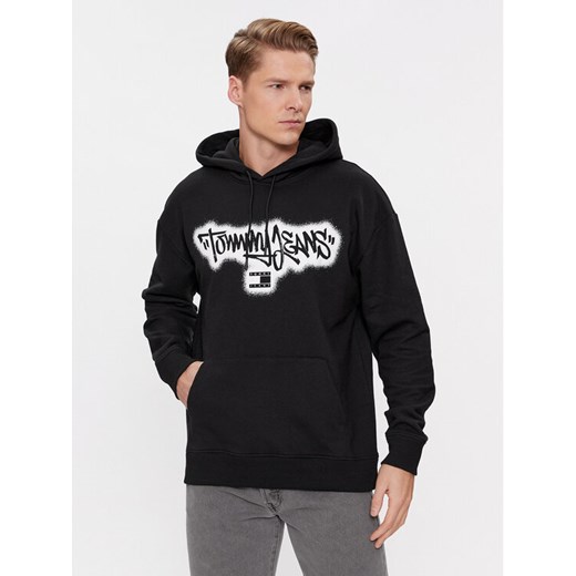 Tommy Jeans Bluza Spray Graffiti DM0DM18419 Czarny Relaxed Fit ze sklepu MODIVO w kategorii Bluzy męskie - zdjęcie 182760917