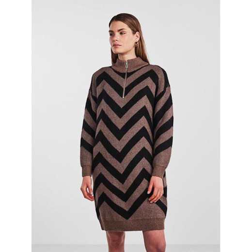 YAS Sukienka dzianinowa 26030801 Brązowy Regular Fit ze sklepu MODIVO w kategorii Sukienki - zdjęcie 182761466