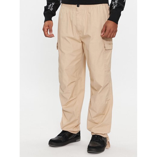 Calvin Klein Jeans Spodnie cargo Essential Regular Cargo Pant J30J324692 Beżowy Regular Fit ze sklepu MODIVO w kategorii Spodnie męskie - zdjęcie 182762006