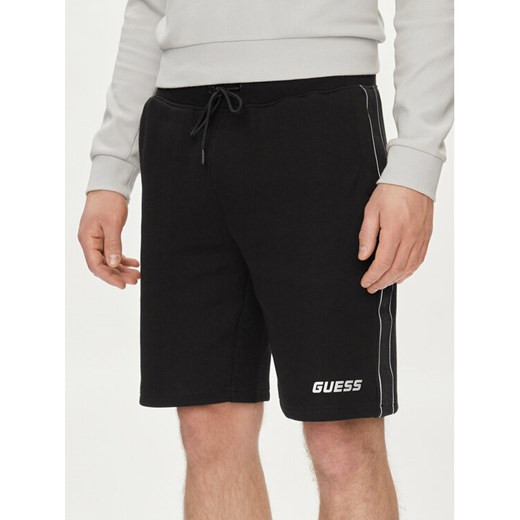 Guess Szorty materiałowe Mickey Z4RD04 KB3P2 Czarny Regular Fit ze sklepu MODIVO w kategorii Spodenki męskie - zdjęcie 182762208