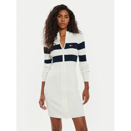 Tommy Jeans Sukienka dzianinowa Tjw Rwb Badge DW0DW18720 Écru Slim Fit ze sklepu MODIVO w kategorii Sukienki - zdjęcie 182762345