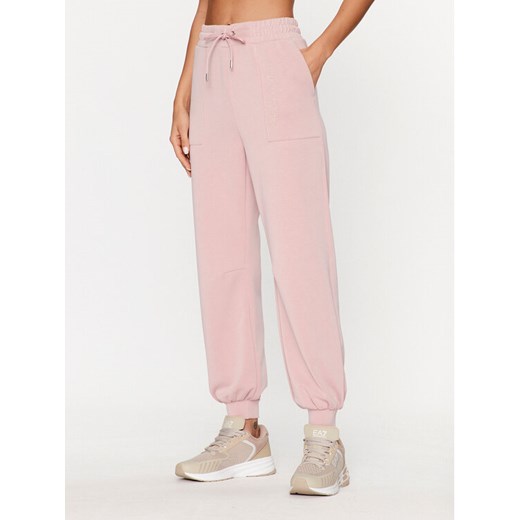EA7 Emporio Armani Spodnie dresowe 6RTP54 TJDCZ 1418 Różowy Regular Fit ze sklepu MODIVO w kategorii Spodnie damskie - zdjęcie 182762575