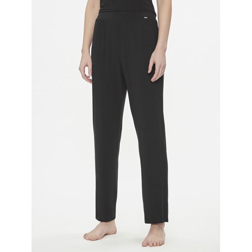 Calvin Klein Underwear Spodnie dresowe 000QS7145E Czarny Relaxed Fit ze sklepu MODIVO w kategorii Spodnie damskie - zdjęcie 182762638