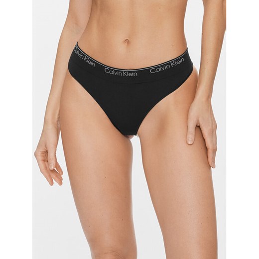Calvin Klein Underwear Stringi Thong 000QF7095E Czarny ze sklepu MODIVO w kategorii Majtki damskie - zdjęcie 182763169