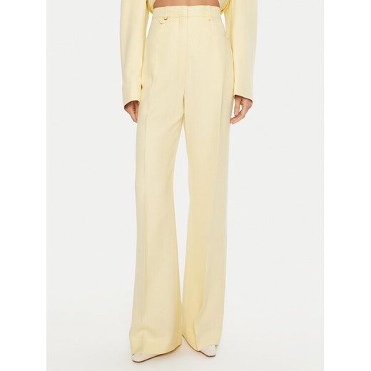 JACQUEMUS Spodnie materiałowe 24E241PA003 Żółty Regular Fit ze sklepu MODIVO w kategorii Spodnie damskie - zdjęcie 182763489