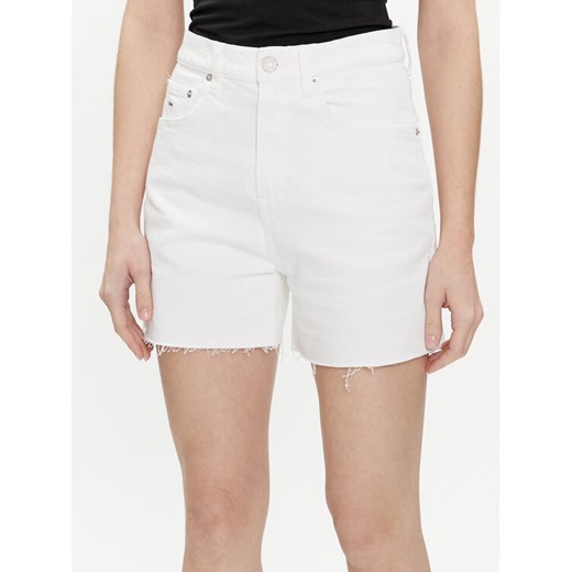 Tommy Jeans Szorty jeansowe DW0DW17636 Biały Mom Fit ze sklepu MODIVO w kategorii Szorty - zdjęcie 182763555