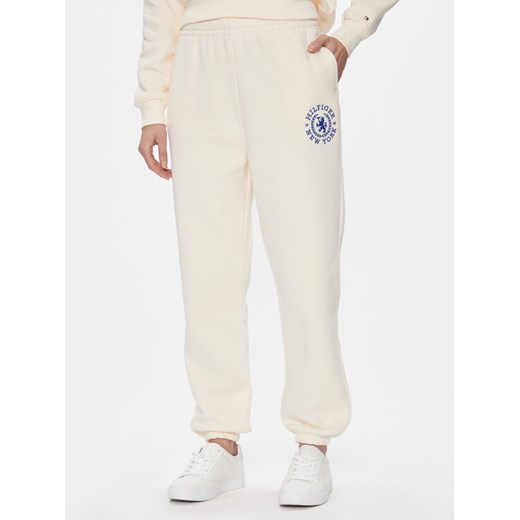 Tommy Hilfiger Spodnie dresowe Crest Sweat Pant WW0WW40601 Écru Regular Fit ze sklepu MODIVO w kategorii Spodnie damskie - zdjęcie 182764098