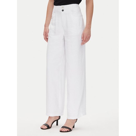 DKNY Spodnie materiałowe P41KTR48 Biały Loose Fit ze sklepu MODIVO w kategorii Spodnie damskie - zdjęcie 182764237