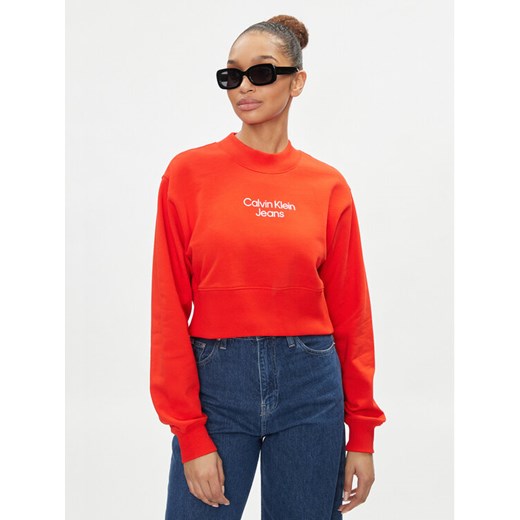 Calvin Klein Jeans Bluza Stacked Institutional J20J221466 Czerwony Regular Fit ze sklepu MODIVO w kategorii Bluzy damskie - zdjęcie 182764655