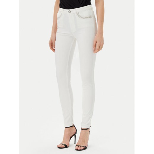 Guess Jeansy W5GA46 D5N71 Biały Skinny Fit ze sklepu MODIVO w kategorii Jeansy damskie - zdjęcie 182764965