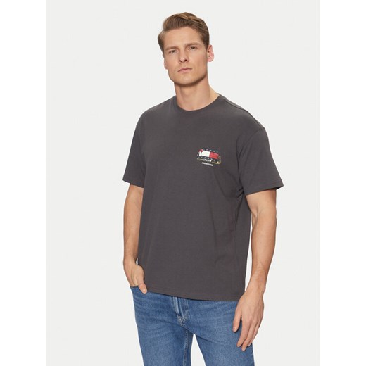 Tommy Jeans T-Shirt Novelty DM0DM20351 Szary Relaxed Fit ze sklepu MODIVO w kategorii T-shirty męskie - zdjęcie 182766389