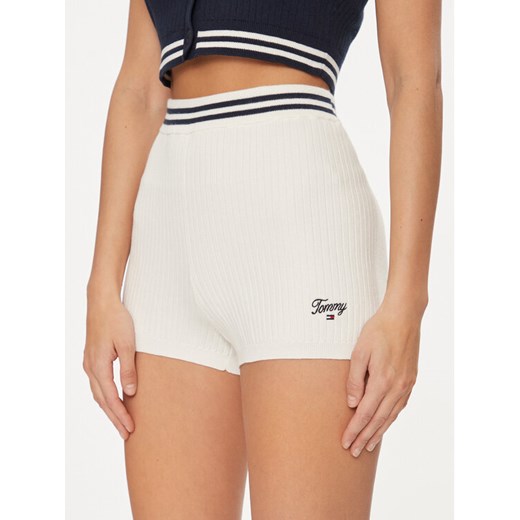 Tommy Jeans Szorty materiałowe Script DW0DW17781 Biały Slim Fit ze sklepu MODIVO w kategorii Szorty - zdjęcie 182766706