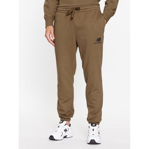 New Balance Spodnie dresowe Essentials Stacked Logo French Terry Sweatpant MP31539 Brązowy Regular Fit ze sklepu MODIVO w kategorii Spodnie męskie - zdjęcie 182766925