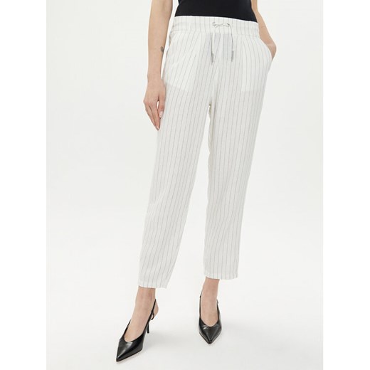 ONLY Spodnie materiałowe Caro Poptrash 15278710 Biały Comfort Fit ze sklepu MODIVO w kategorii Spodnie damskie - zdjęcie 182767025